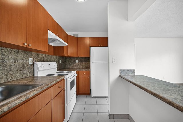 505 S Pine Island Road B102, Plantation, FL 33324