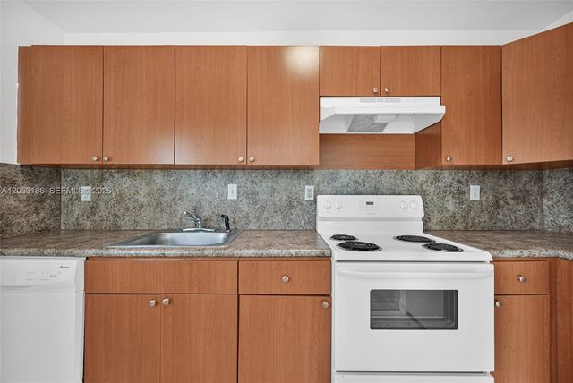 505 S Pine Island Road B102, Plantation, FL 33324