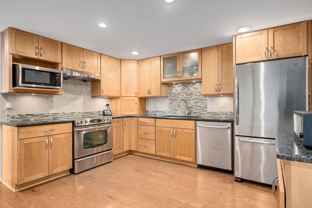 2000 Saint Regis Drive 6B, Lombard, IL 60148