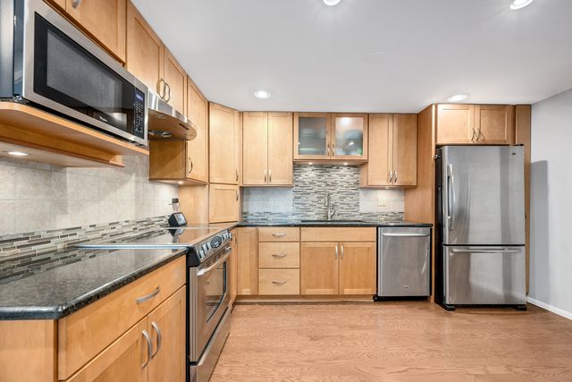 2000 Saint Regis Drive 6B, Lombard, IL 60148