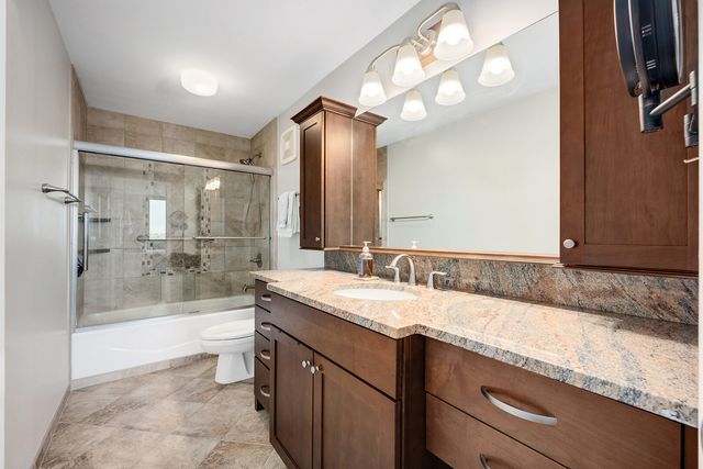 2000 Saint Regis Drive 6B, Lombard, IL 60148