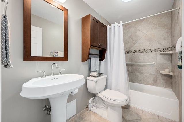 2000 Saint Regis Drive 6B, Lombard, IL 60148