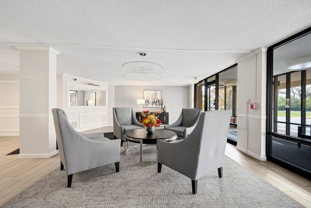 2000 Saint Regis Drive 6B, Lombard, IL 60148