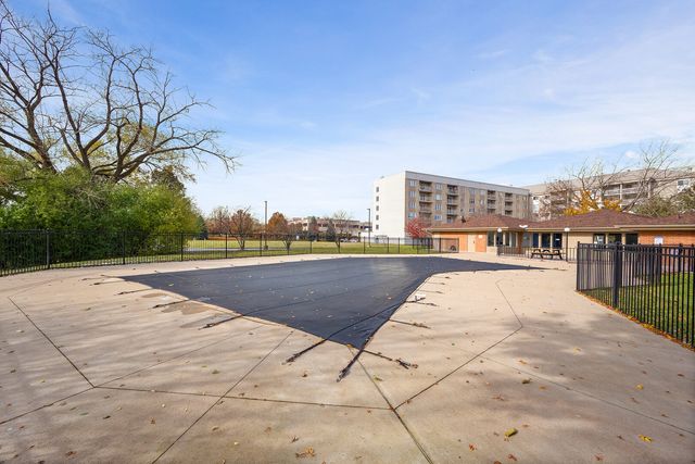 2000 Saint Regis Drive 6B, Lombard, IL 60148