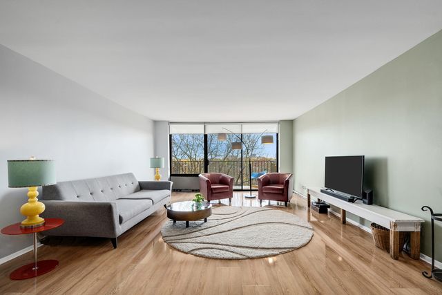 2000 Saint Regis Drive 6B, Lombard, IL 60148