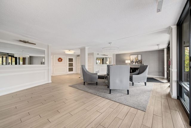 2000 Saint Regis Drive 6B, Lombard, IL 60148