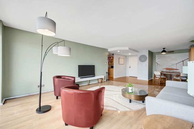 2000 Saint Regis Drive 6B, Lombard, IL 60148