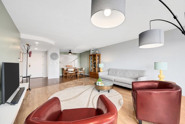 2000 Saint Regis Drive 6B, Lombard, IL 60148