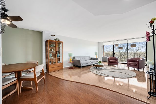 2000 Saint Regis Drive 6B, Lombard, IL 60148