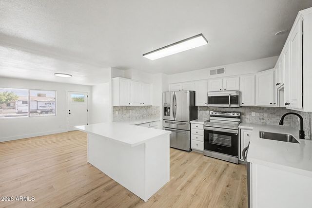 2702 E GROVERS Avenue, Phoenix, AZ 85032