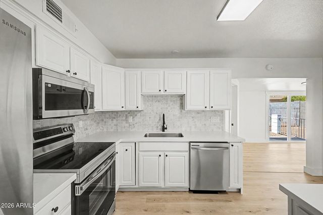 2702 E GROVERS Avenue, Phoenix, AZ 85032