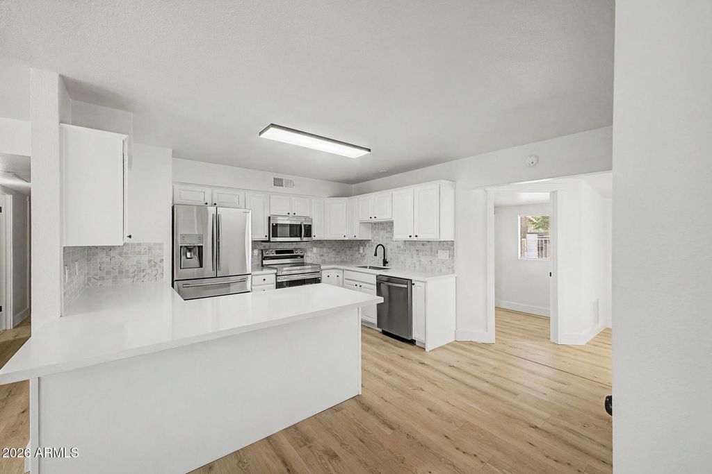2702 E GROVERS Avenue, Phoenix, AZ 85032