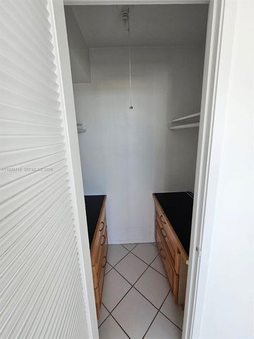 7135 Collins Ave 1821, Miami Beach, FL 33141