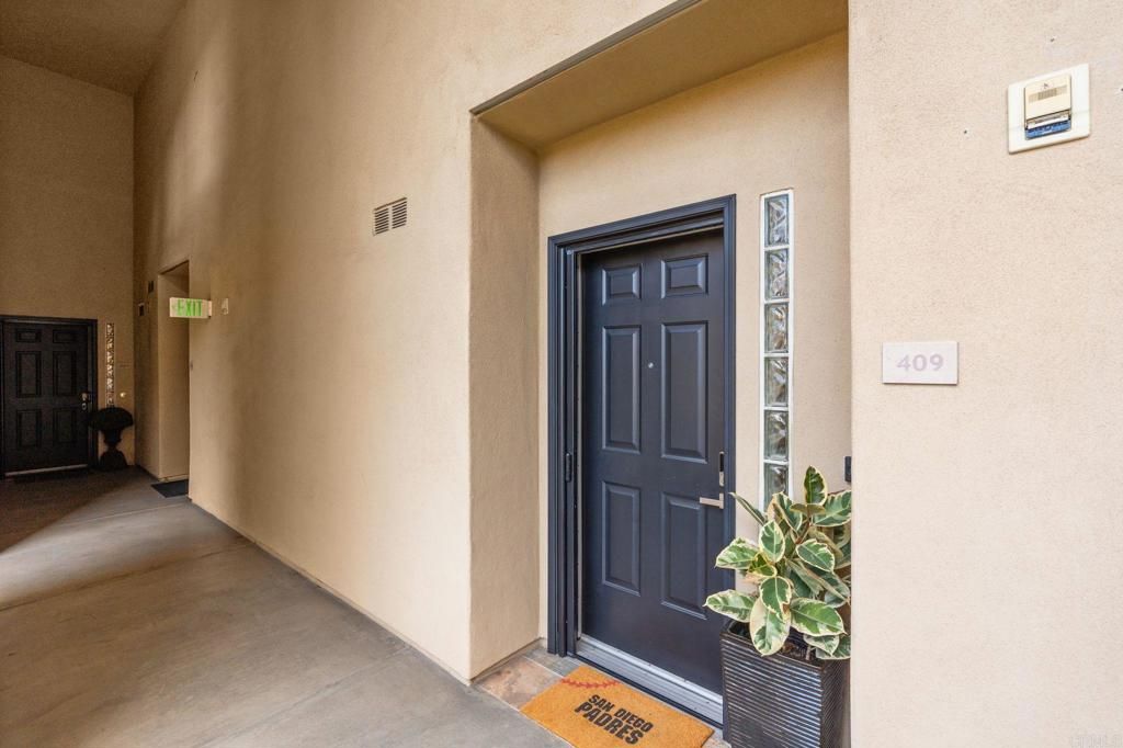 Image 2 of property listing at 301 W G Street 409, San Diego, CA 92101