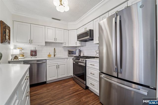 22 Eakens Court, Mahwah, NJ 07430