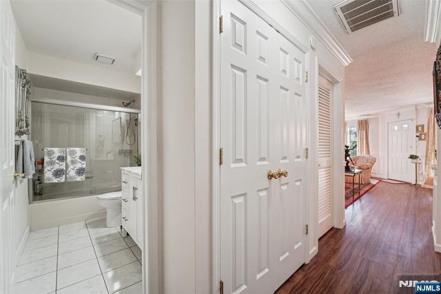 22 Eakens Court, Mahwah, NJ 07430