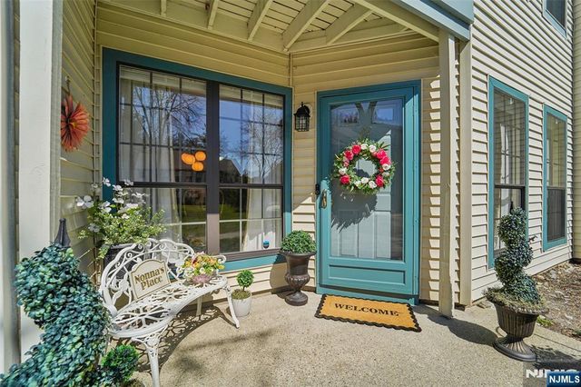 22 Eakens Court, Mahwah, NJ 07430