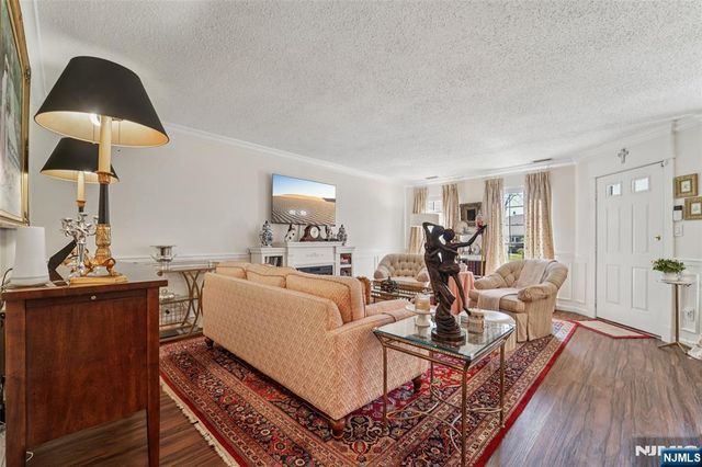 22 Eakens Court, Mahwah, NJ 07430