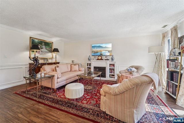 22 Eakens Court, Mahwah, NJ 07430