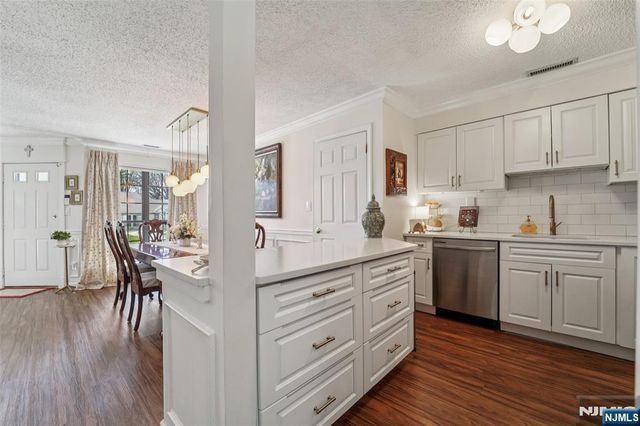 22 Eakens Court, Mahwah, NJ 07430