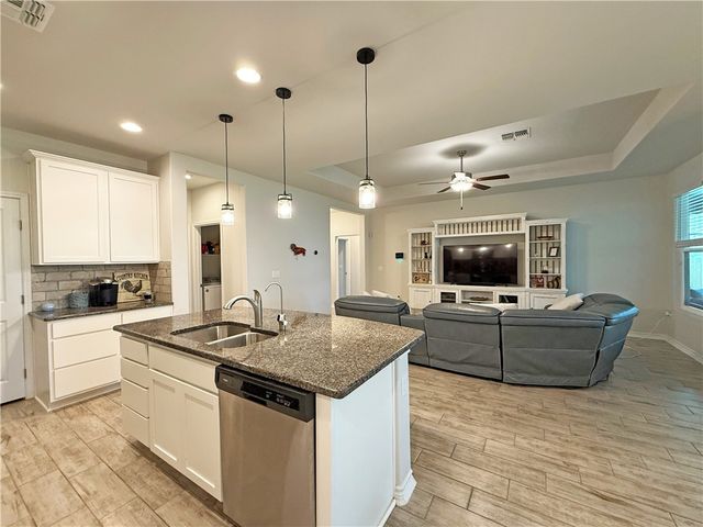 146 Norwood Oaks Dr, Rockport, TX 78382