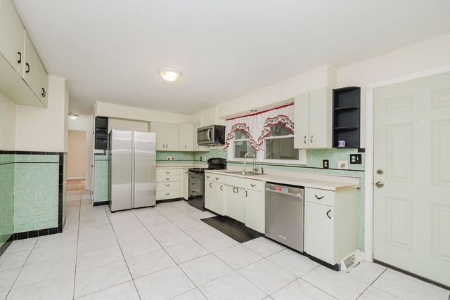 817 State Rd, Westport, MA 02790