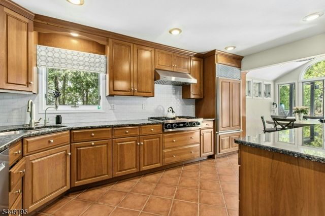 356 Longview Dr, Mountainside Boro, NJ 07092