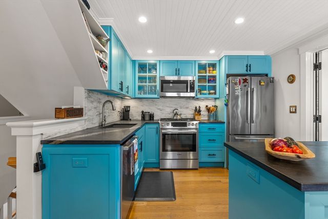 24 Cottage St, Provincetown, MA 02657