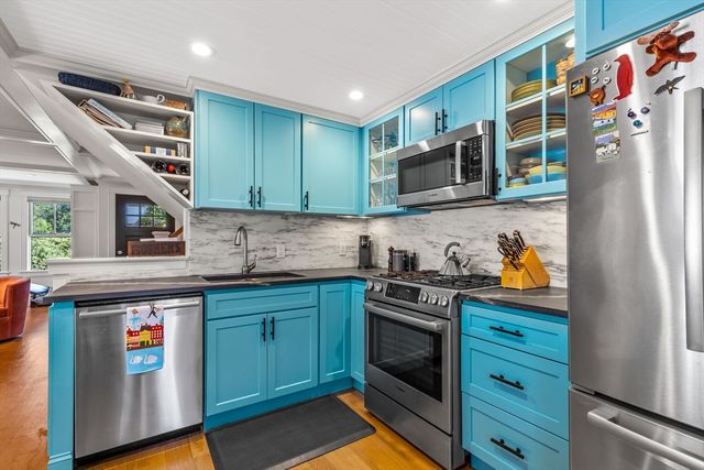 24 Cottage St, Provincetown, MA 02657