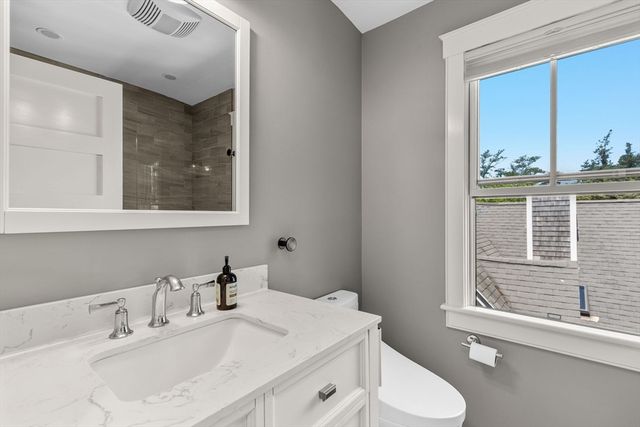 24 Cottage St, Provincetown, MA 02657