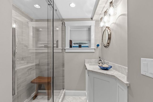 24 Cottage St, Provincetown, MA 02657