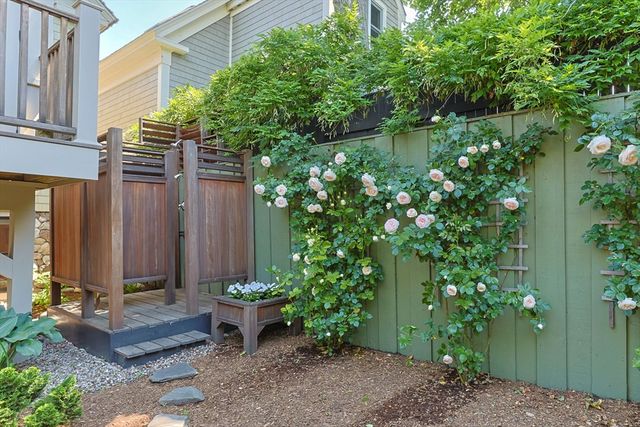 24 Cottage St, Provincetown, MA 02657