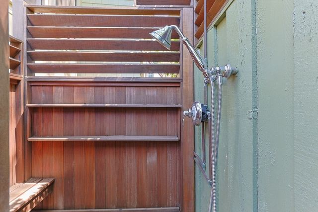 24 Cottage St, Provincetown, MA 02657