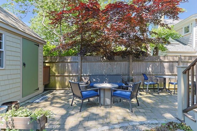 24 Cottage St, Provincetown, MA 02657