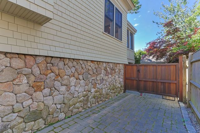 24 Cottage St, Provincetown, MA 02657