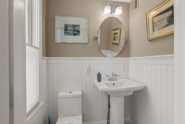 24 Cottage St, Provincetown, MA 02657