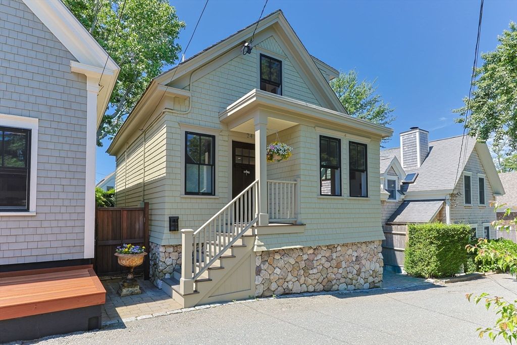 24 Cottage St, Provincetown, MA 02657
