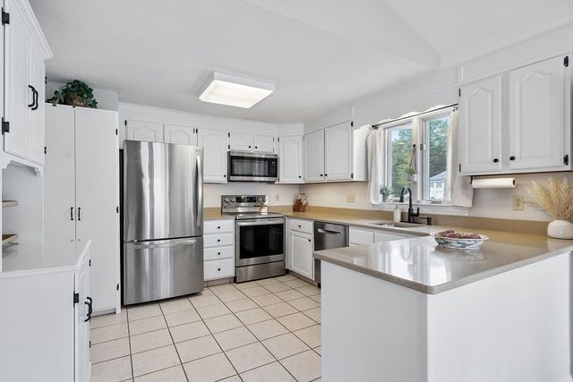 109 Weathervane Dr, Leominster, MA 01453
