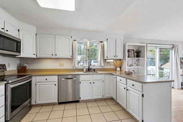 109 Weathervane Dr, Leominster, MA 01453