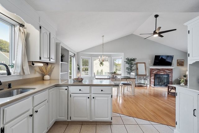 109 Weathervane Dr, Leominster, MA 01453