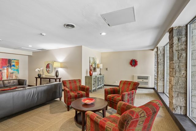 201 Thames Parkway 3A, Park Ridge, IL 60068