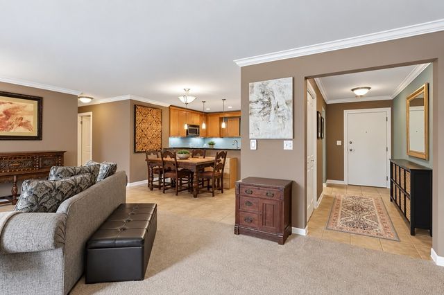 201 Thames Parkway 3A, Park Ridge, IL 60068