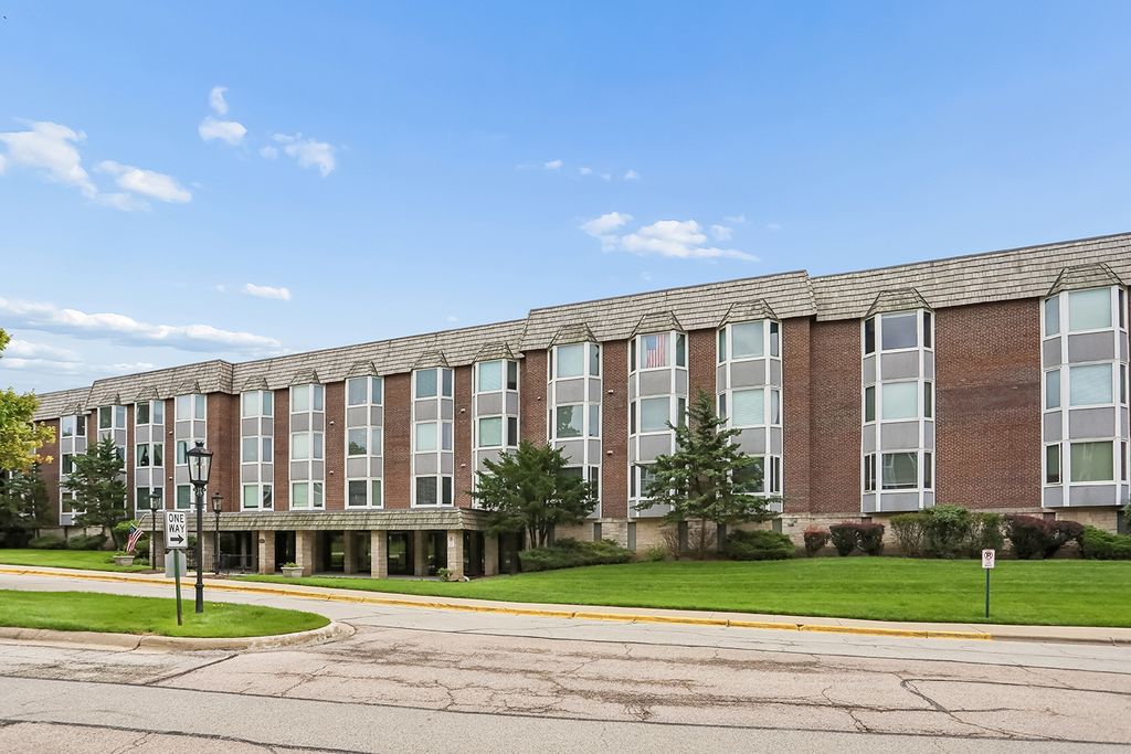 201 Thames Parkway 3A, Park Ridge, IL 60068