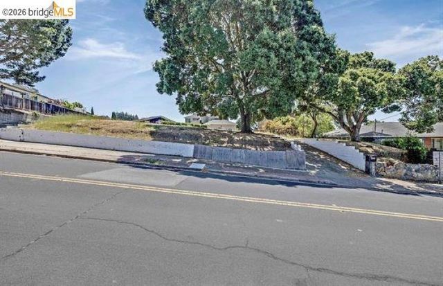 8246 Terrace Dr, El Cerrito, CA 94530