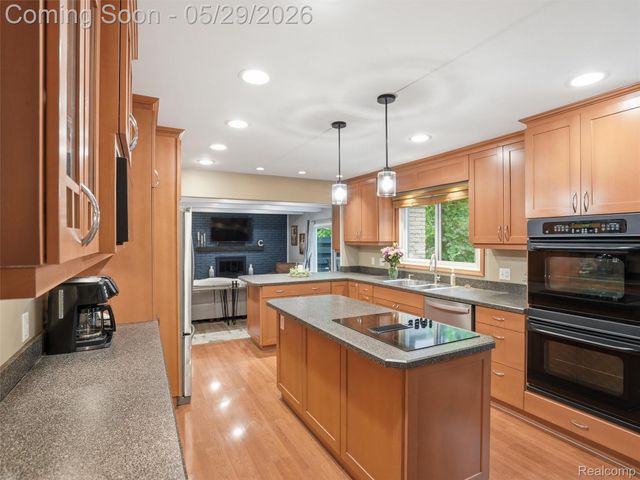3324 Hartslock Woods Drive, West Bloomfield Charter Township, MI 48322