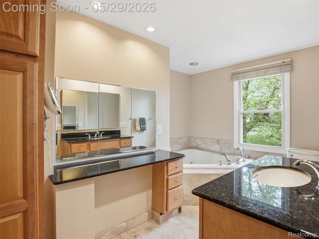 3324 Hartslock Woods Drive, West Bloomfield Charter Township, MI 48322