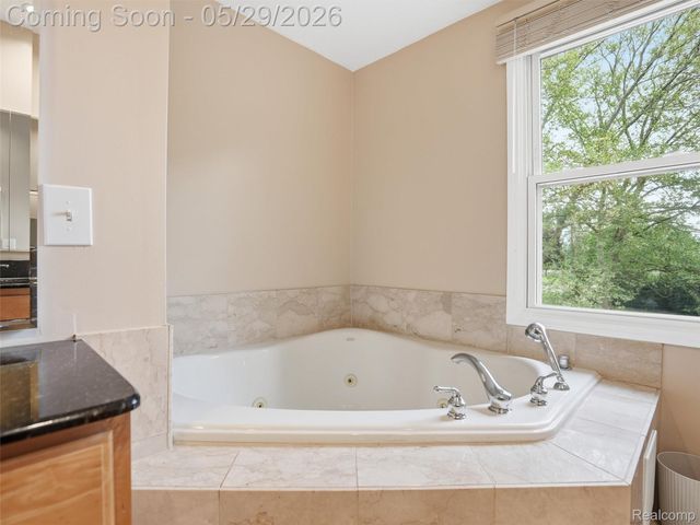 3324 Hartslock Woods Drive, West Bloomfield Charter Township, MI 48322