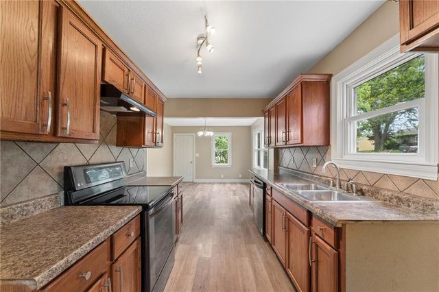 2811 S Northern Boulevard, Independence, MO 64052