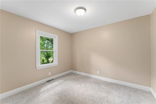 2811 S Northern Boulevard, Independence, MO 64052