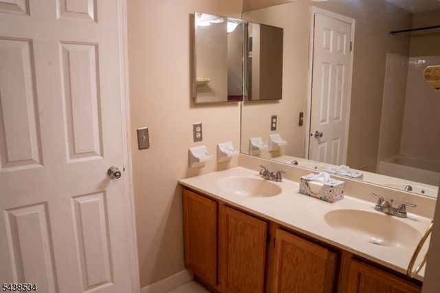 4 Delaware Ln, Branchburg Twp., NJ 08876